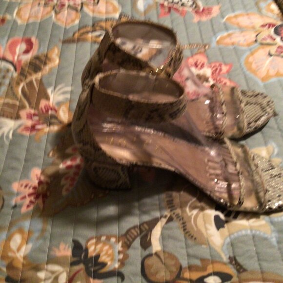 Unisa brand sandals with a snakeskin print and clear straps. Size 10M - Picture 2 of 8